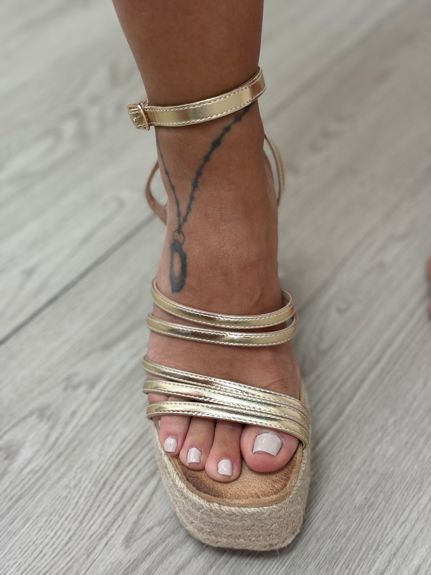 ZAPATO TACÓN ESPARTO DORADO