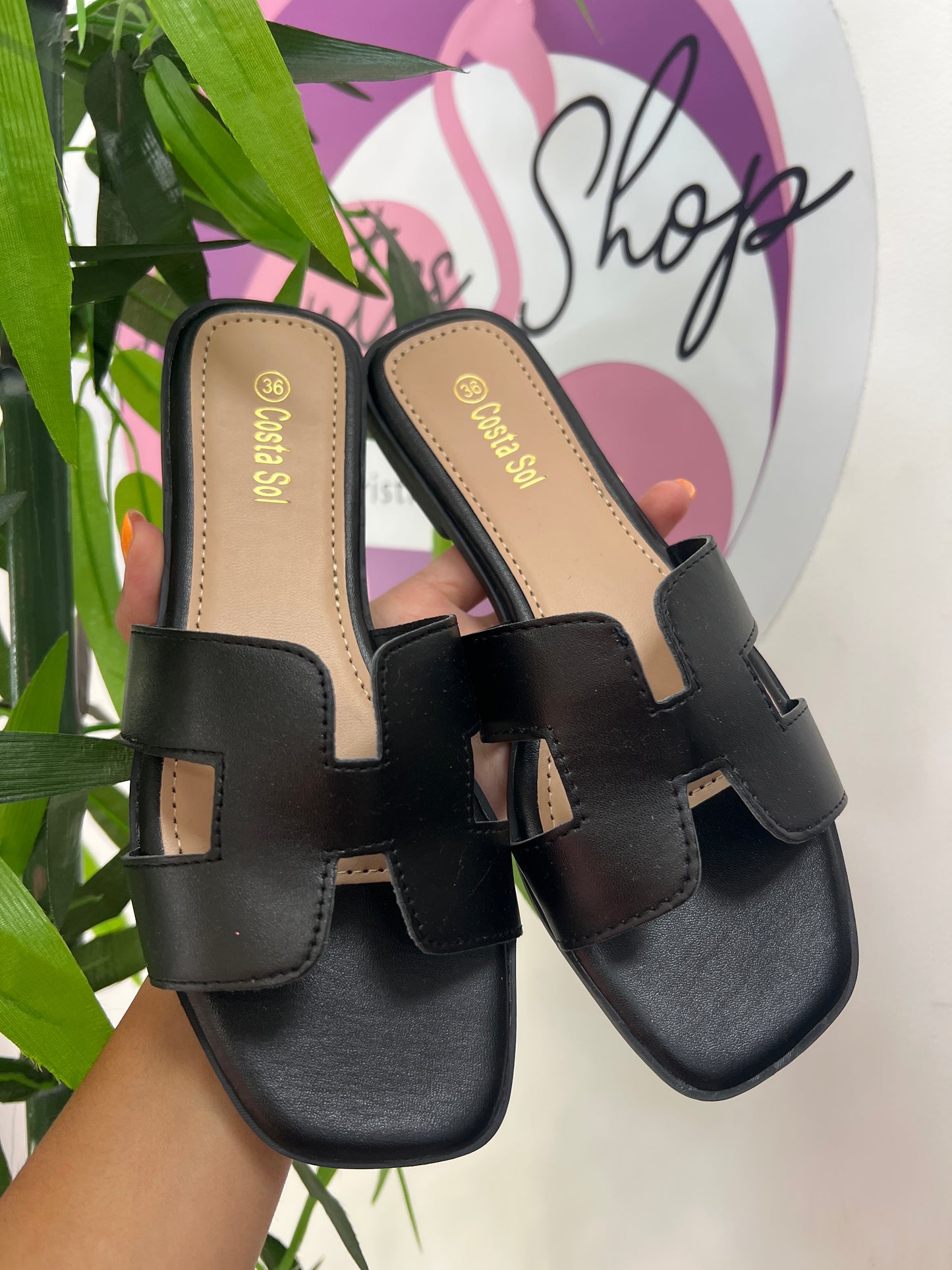 Sandalia negra