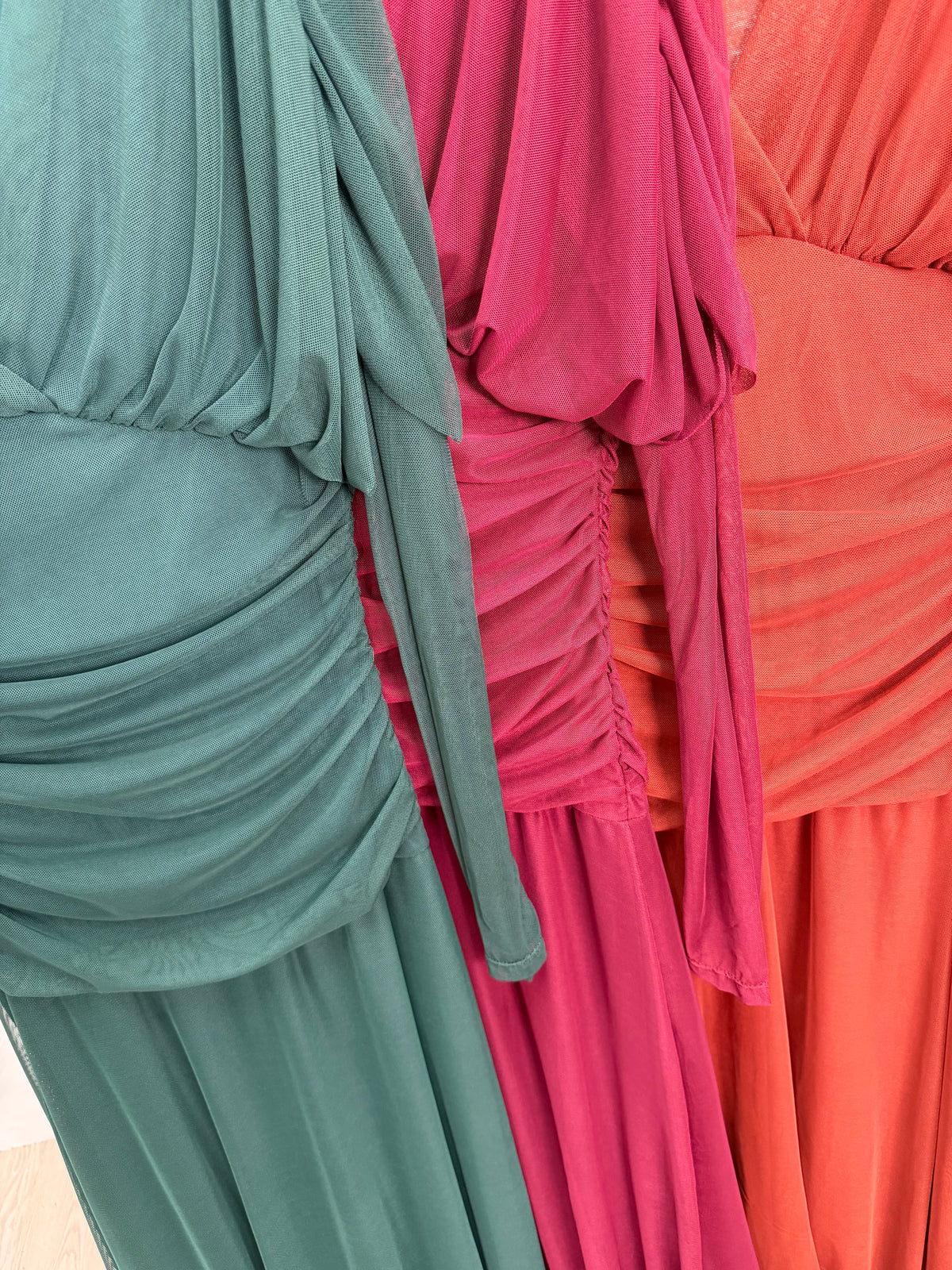 VESTIDO TUL LISO ESCOTE EN PICO