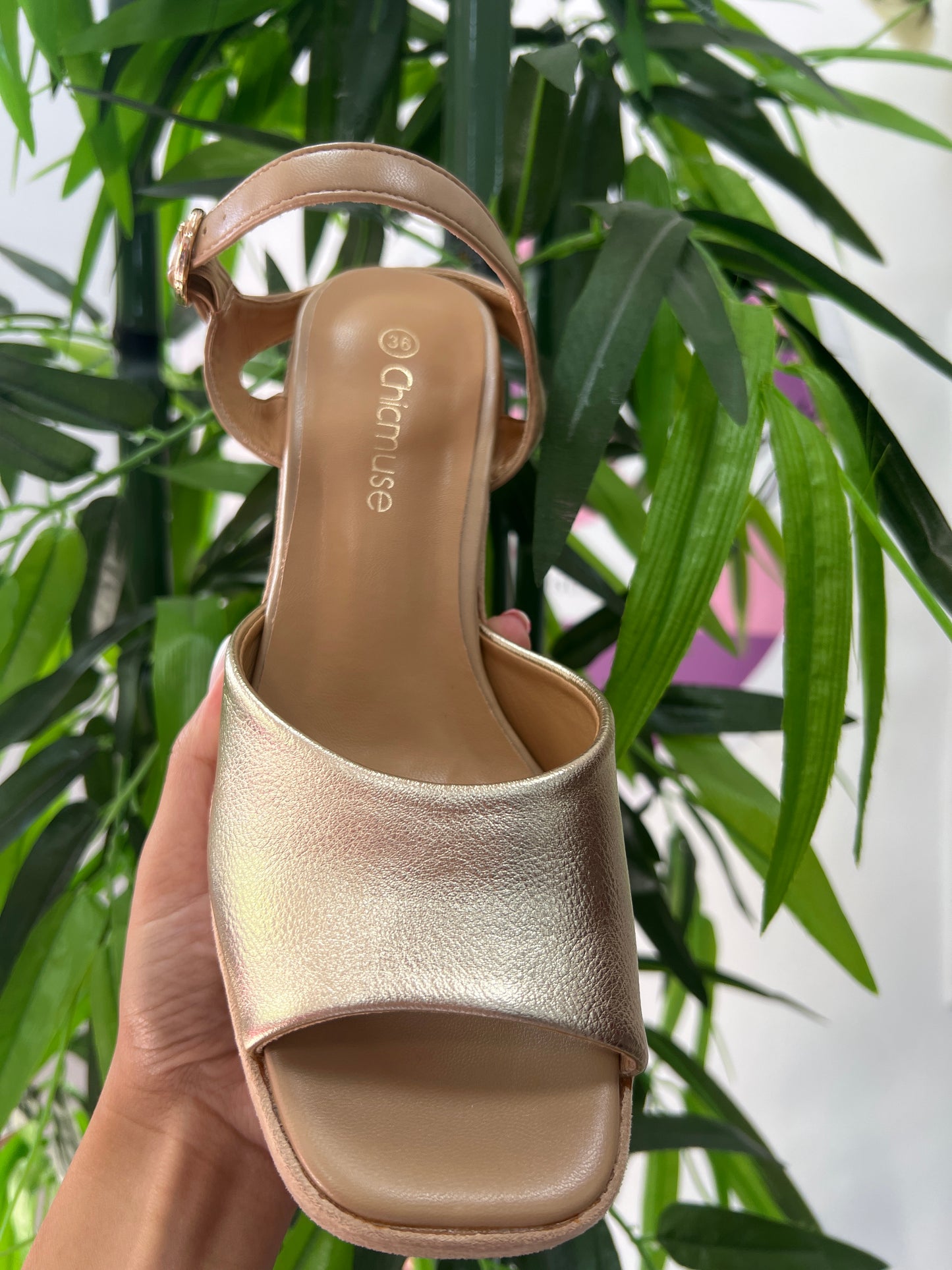 Zapato tacón dorado