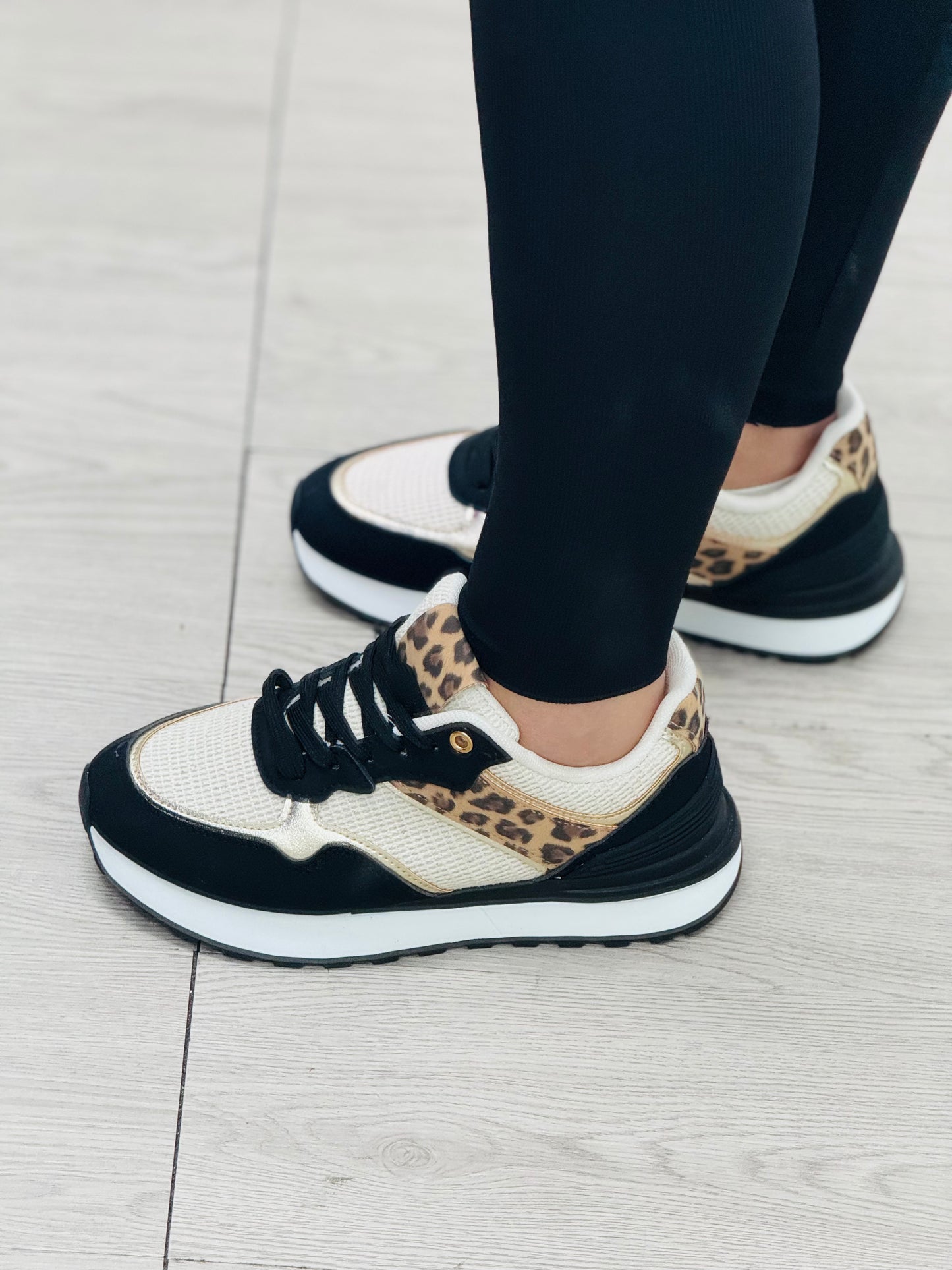 Zapato negro beige y leopardo