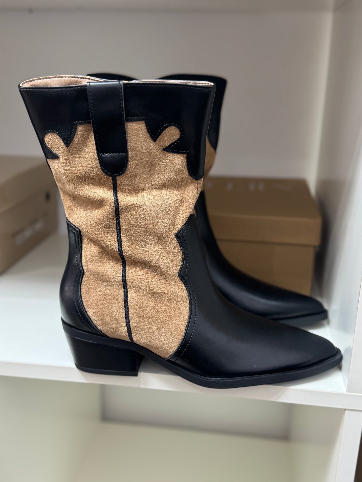 Bota cowboy negra y camel