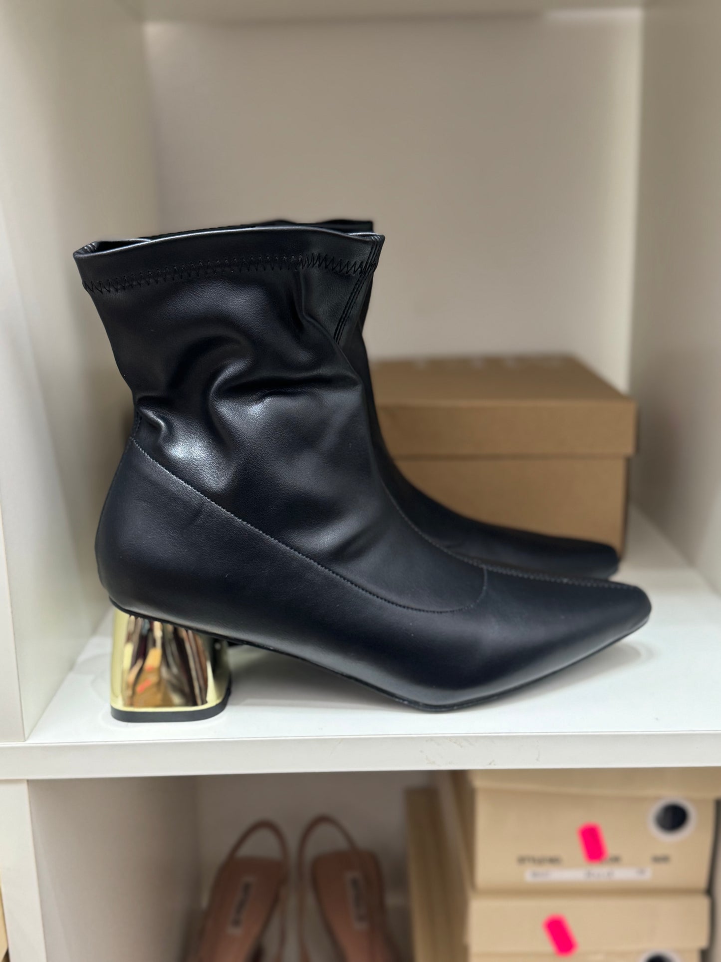 Bota negra tacón dorado