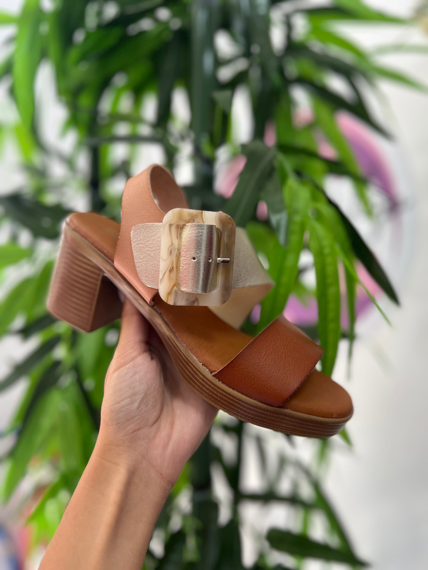 Zapato tacón hebilla dorada
