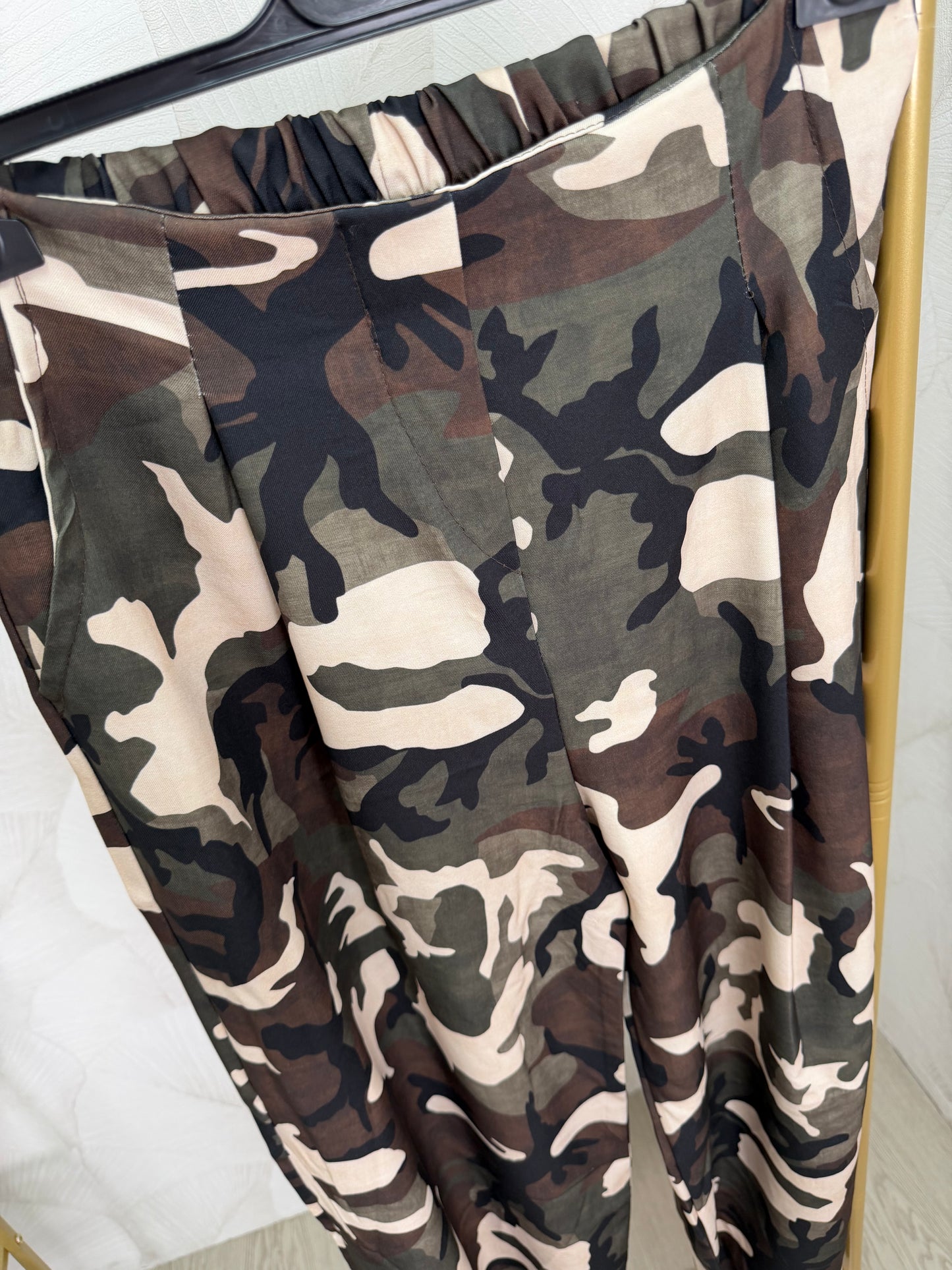 PANTALÓN CAMUFLAJE PINZAS BOMBACHO