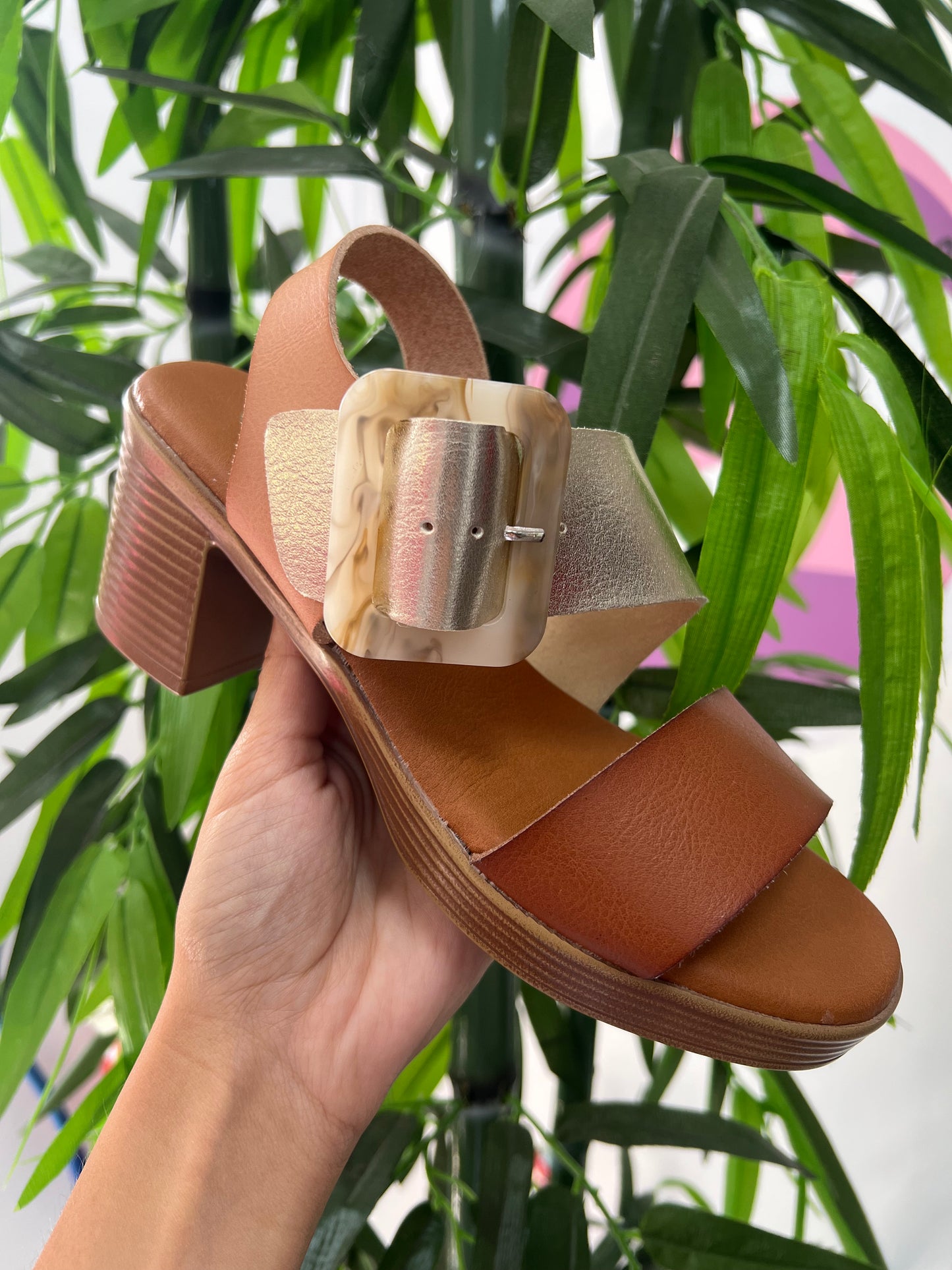 Zapato tacón hebilla dorada