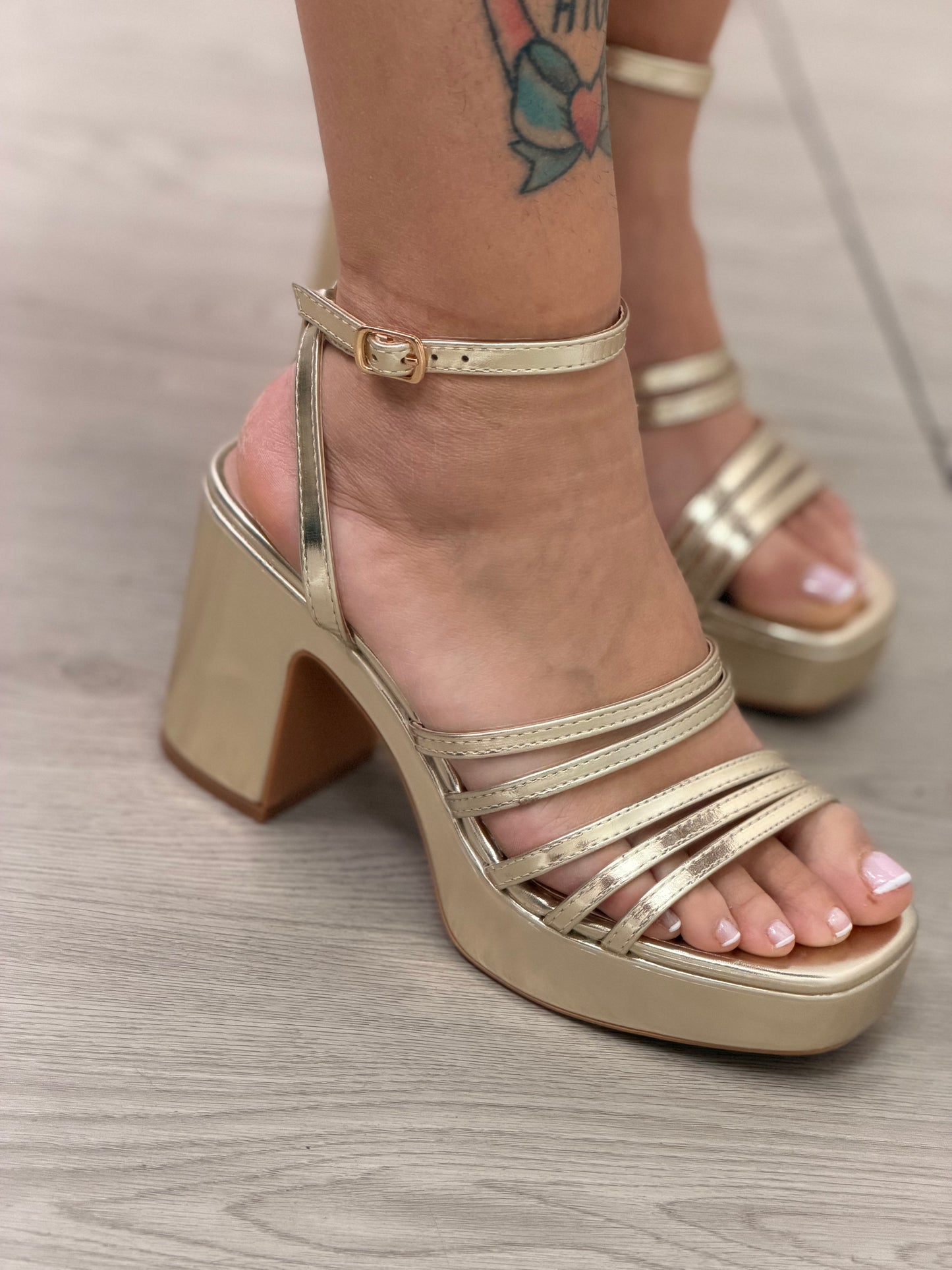SANDALIA TACÓN TIRAS DORADO