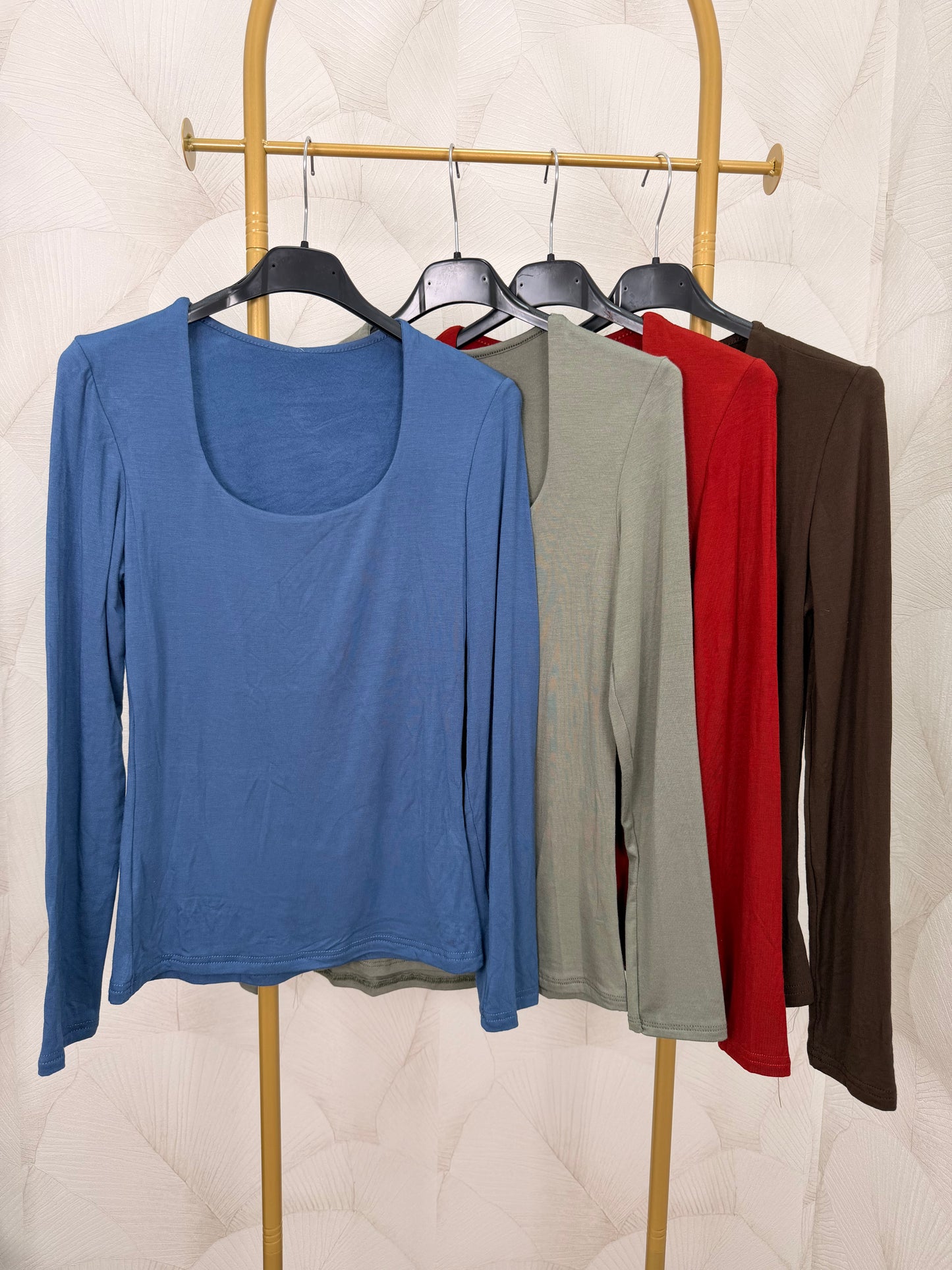CAMISETA BÁSICA ESCOTE