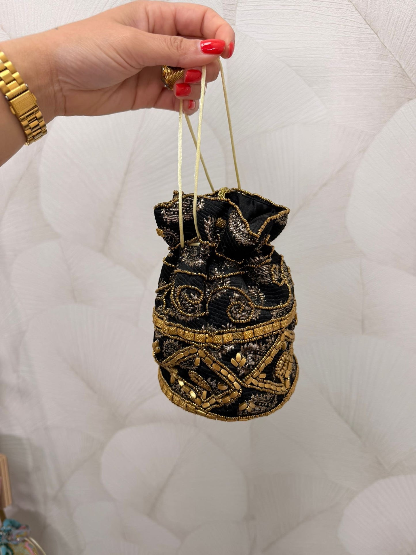 BOMBONERA NEGRA Y DORADA