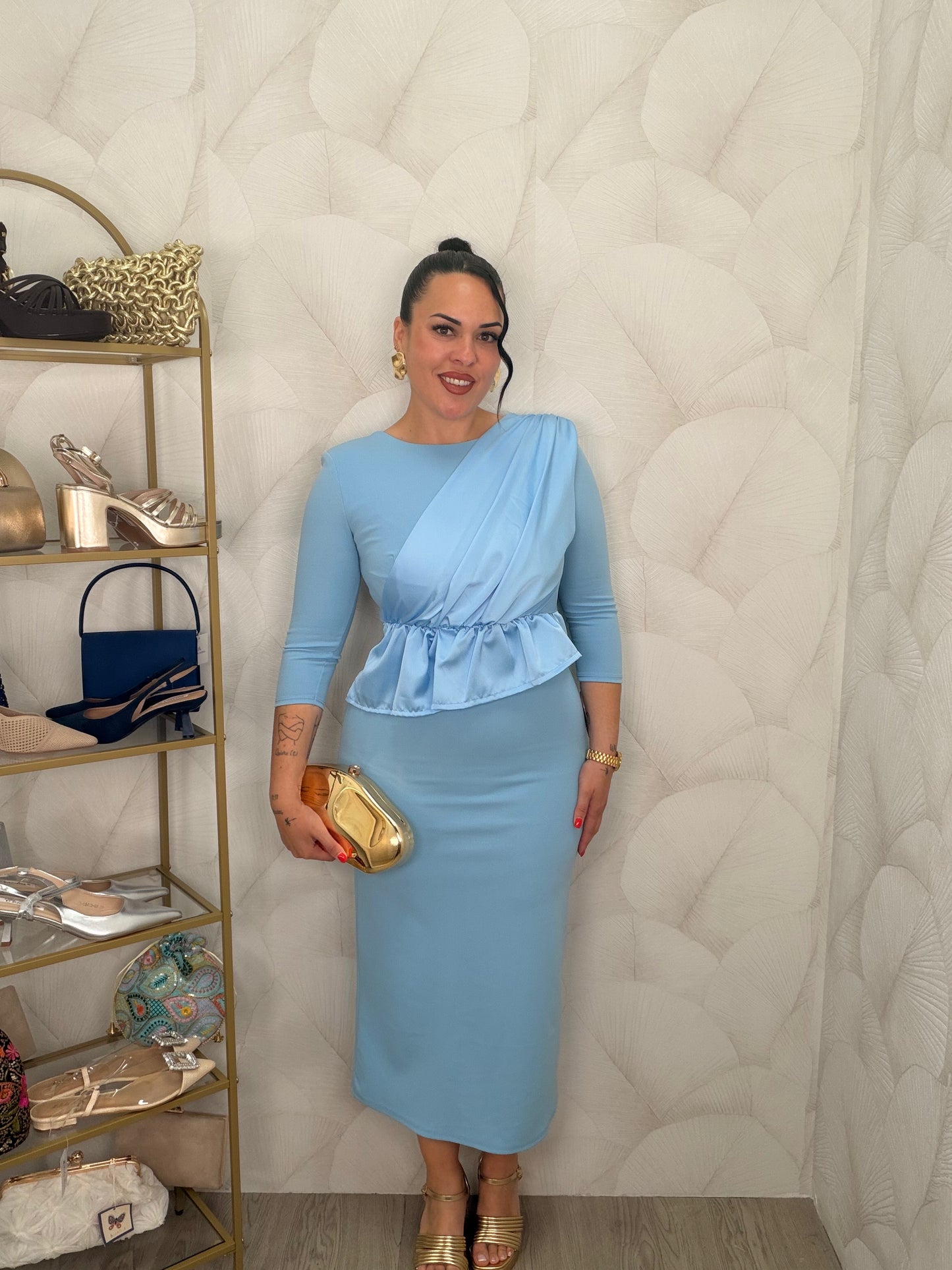 VESTIDO MIDI CON VOLANTE SATÉN