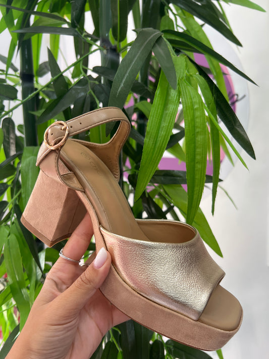 Zapato tacón dorado