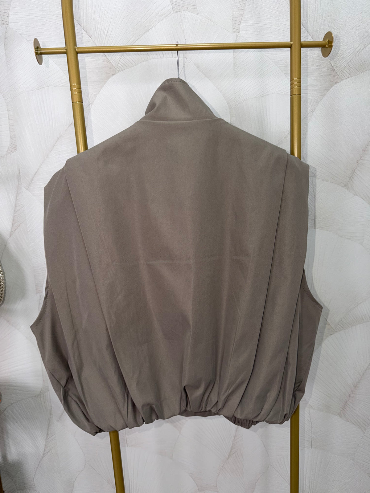 CHAQUETA SIN MANGAS TIPO BOMBER