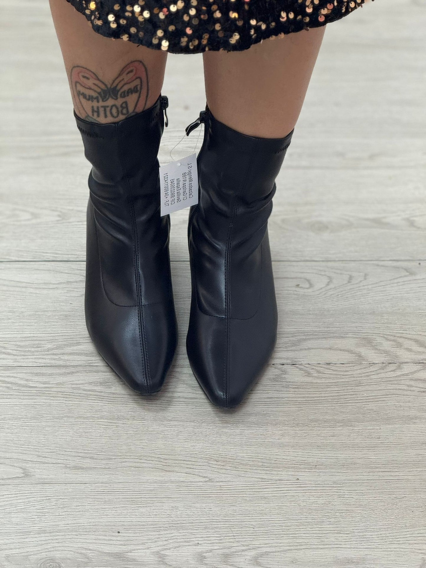 Bota negra tacón dorado