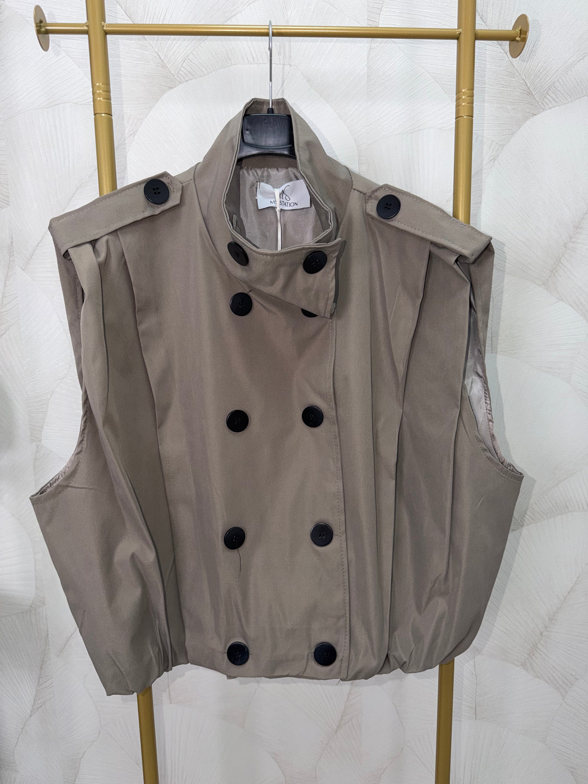 CHAQUETA SIN MANGAS TIPO BOMBER