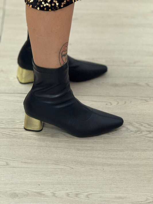 Bota negra tacón dorado