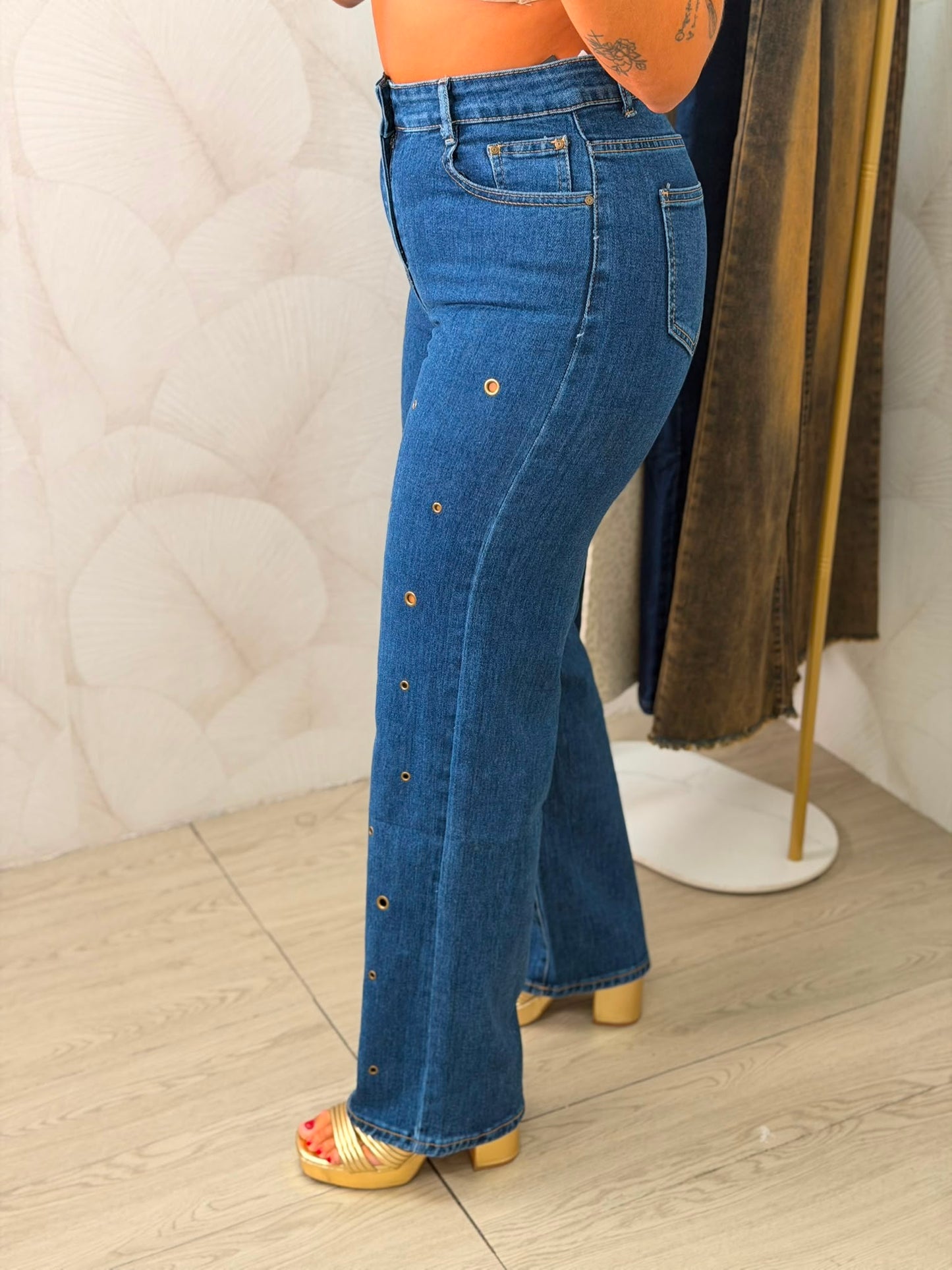 PANTALÓN VAQUERO TACHUELAS AROS