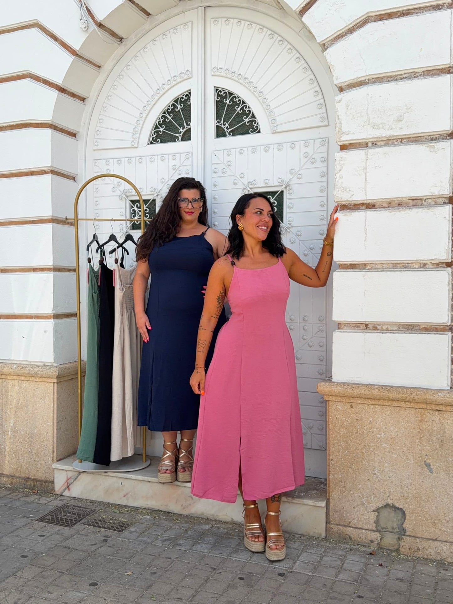 VESTIDO LISO APLIQUE MADERA