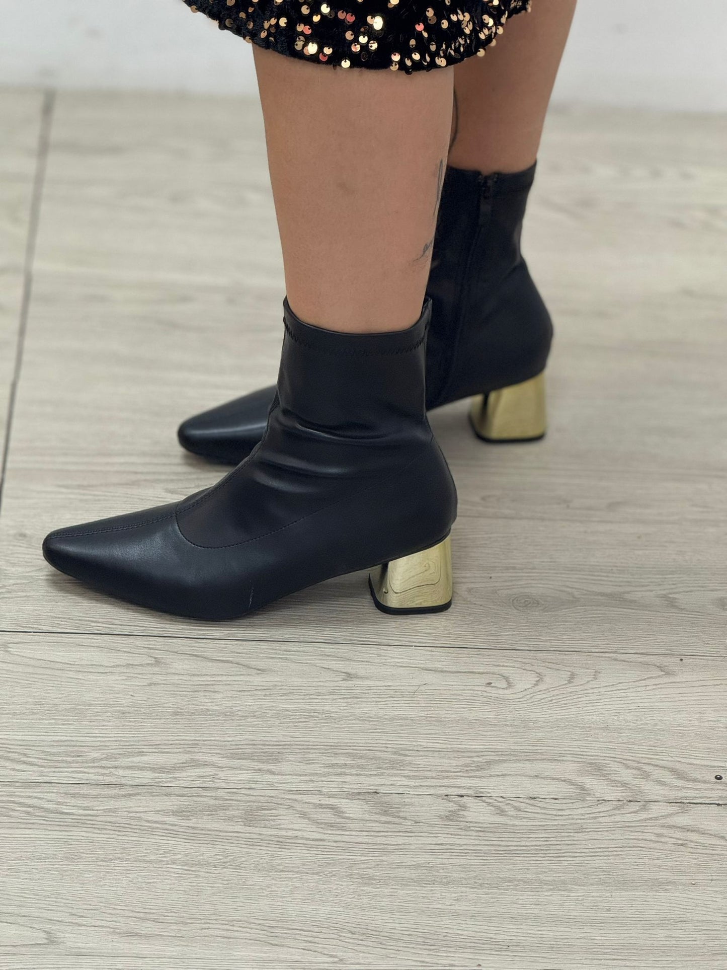 Bota negra tacón dorado