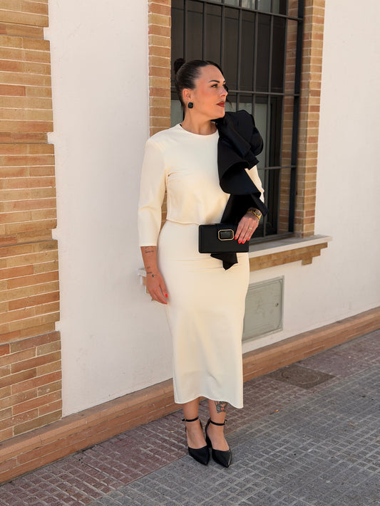 VESTIDO BEIGE VOLANTE NEGRO