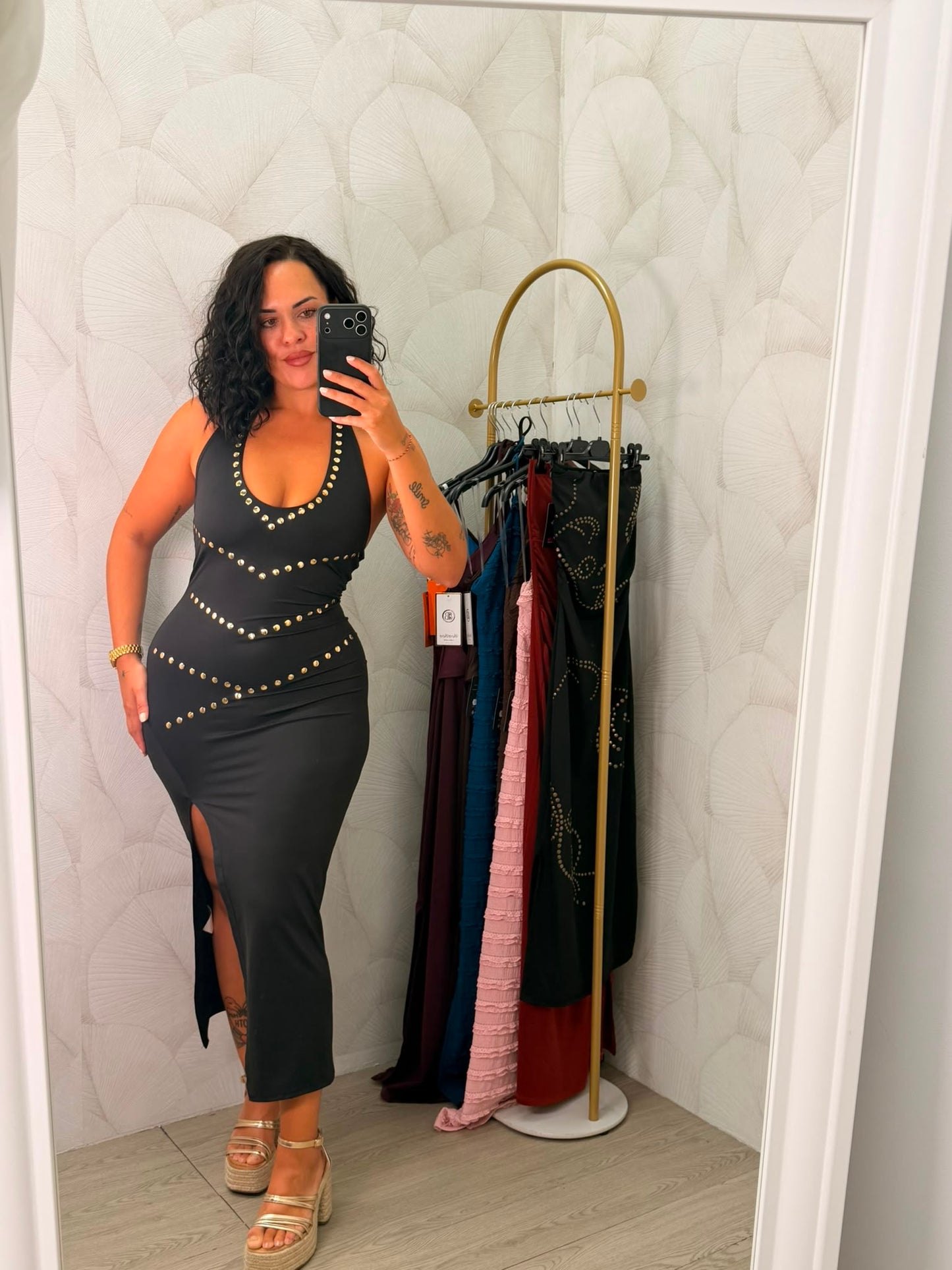 VESTIDO TACHUELAS ESCOTE
