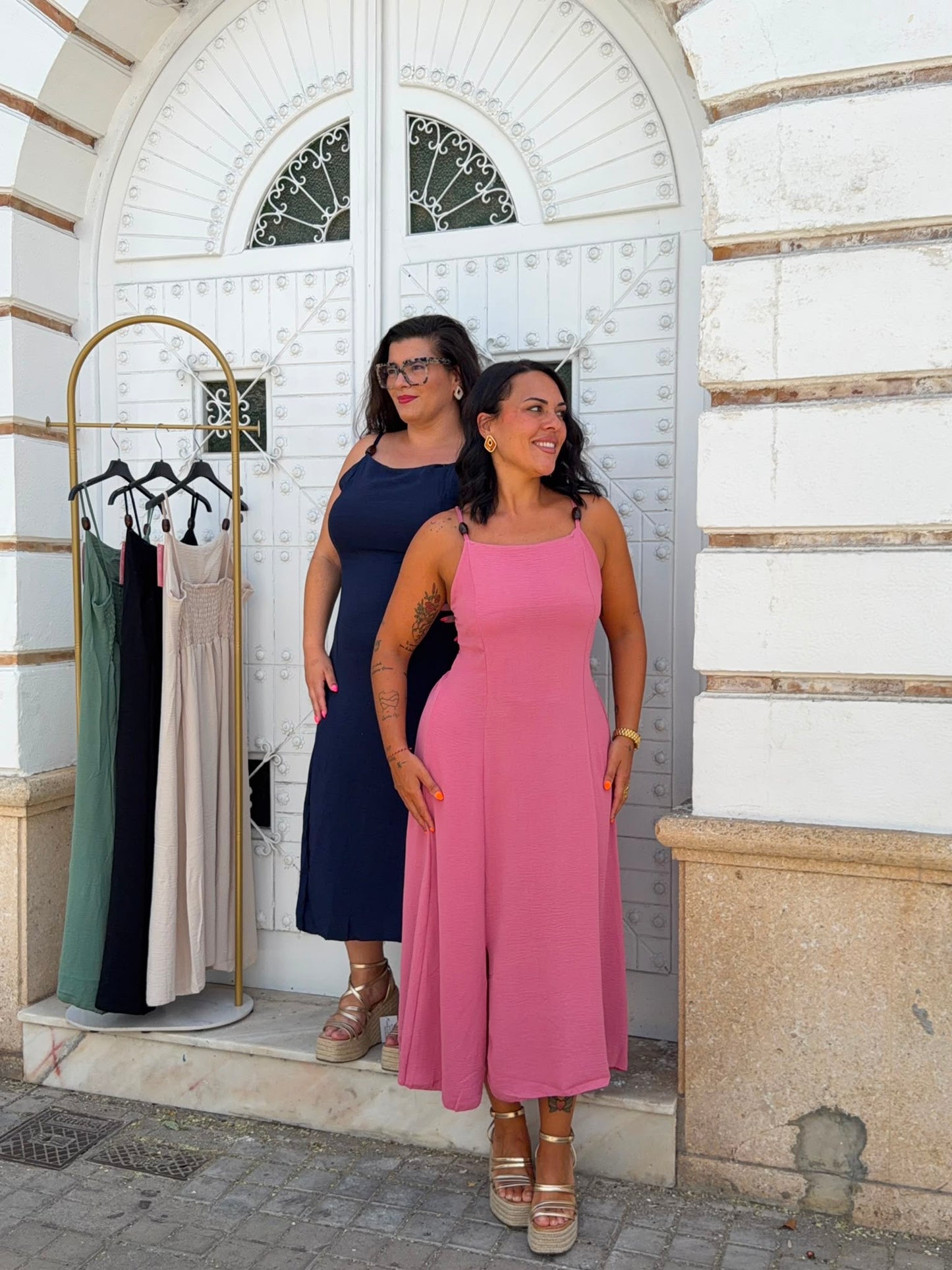VESTIDO LISO APLIQUE MADERA