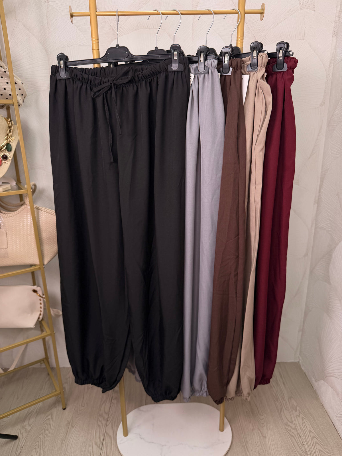 PANTALÓN COGIDO AL TOBILLO