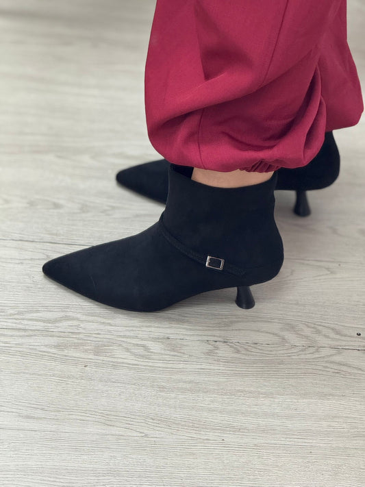 Bota negra hebilla