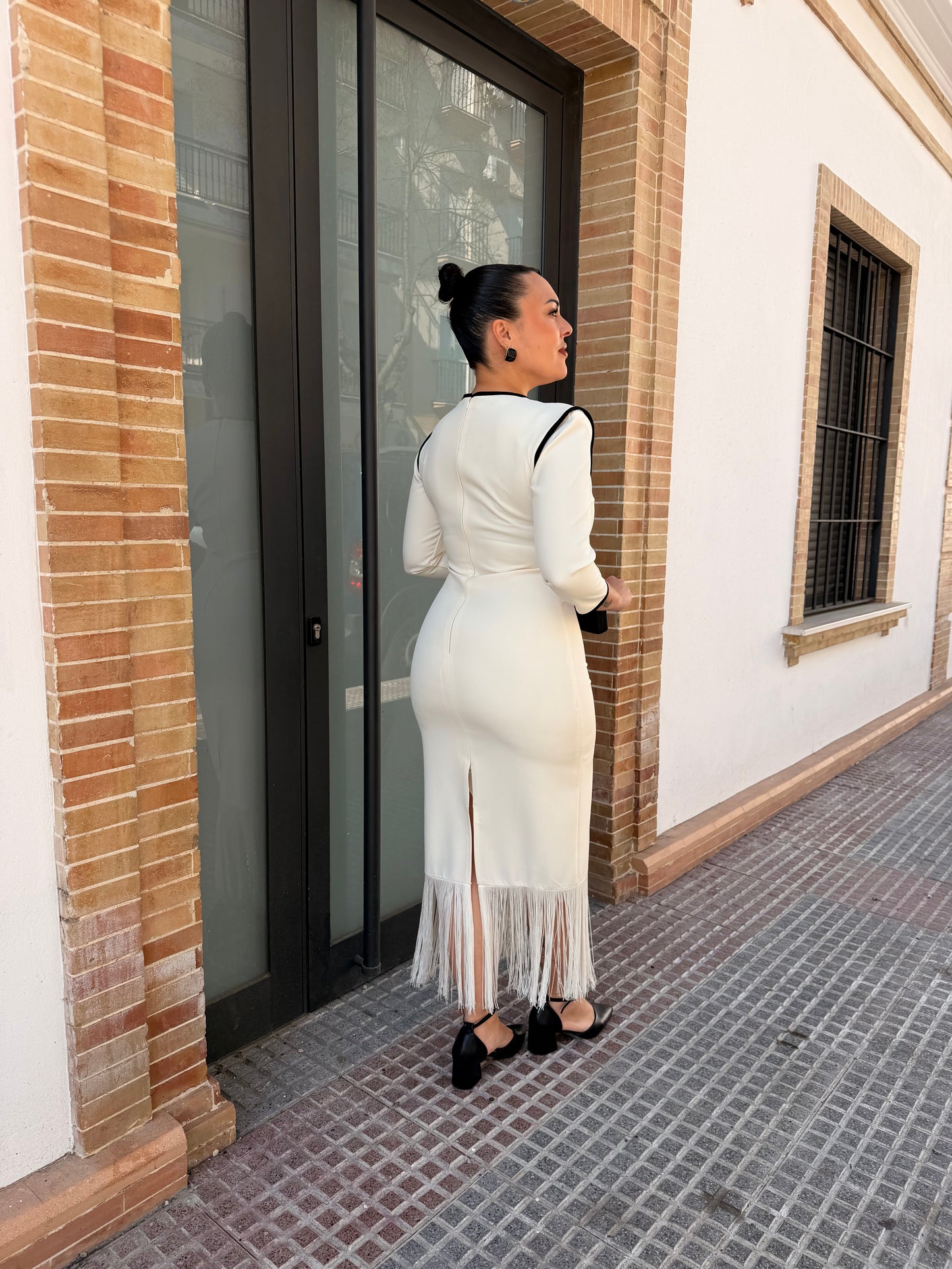 VESTIDO BEIGE FLECOS