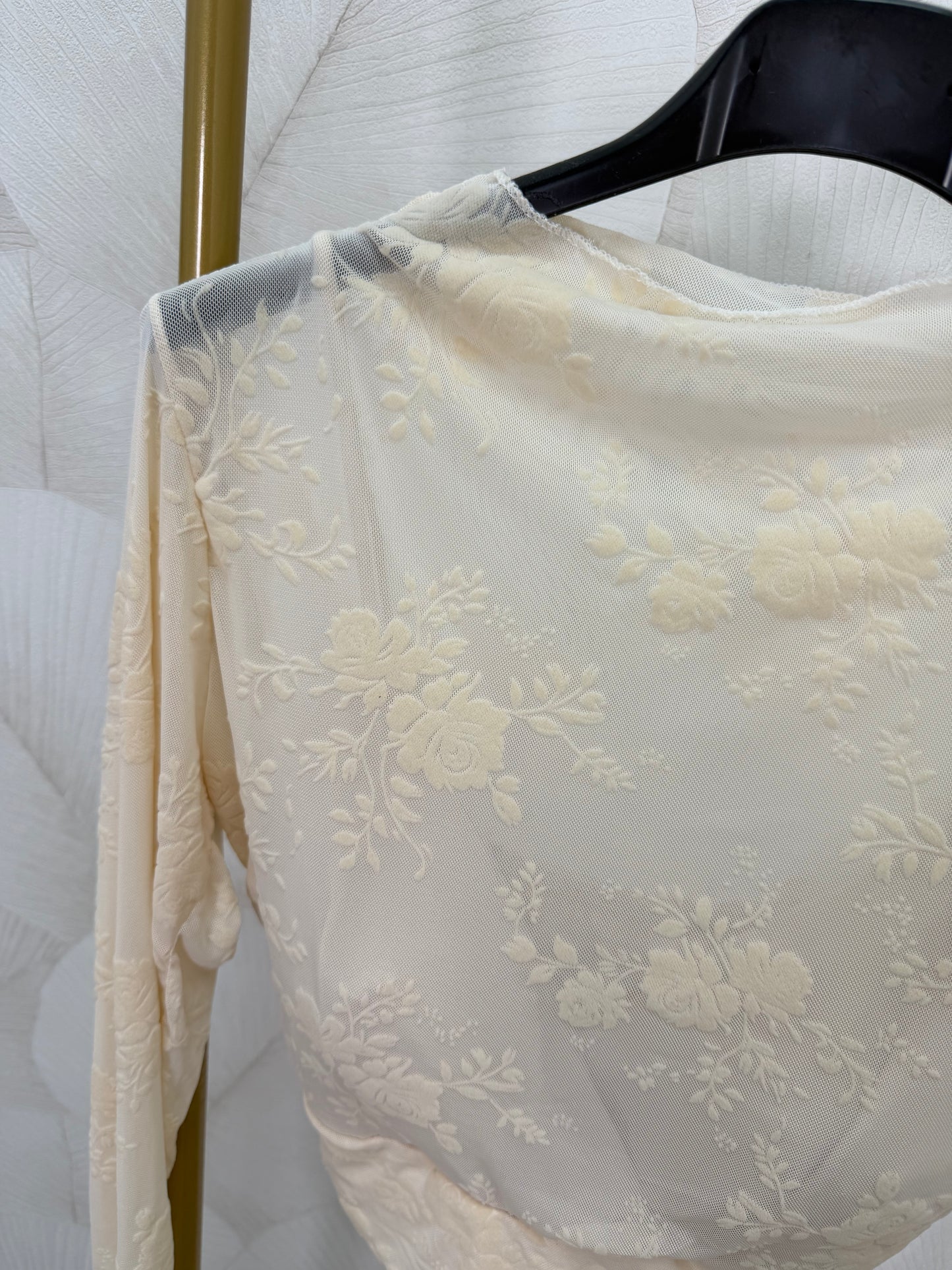 TOP BEIGE FLORES