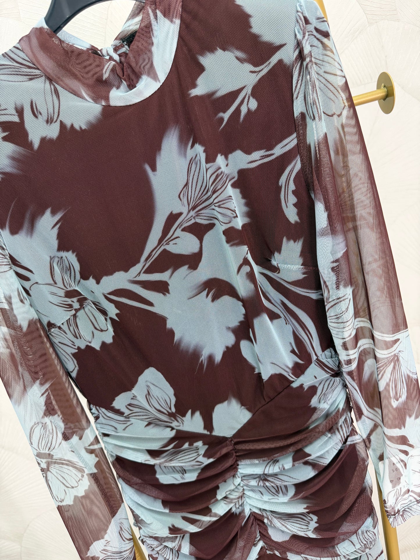 VESTIDO TUL ESTAMPADO MARRÓN Y CELESTE