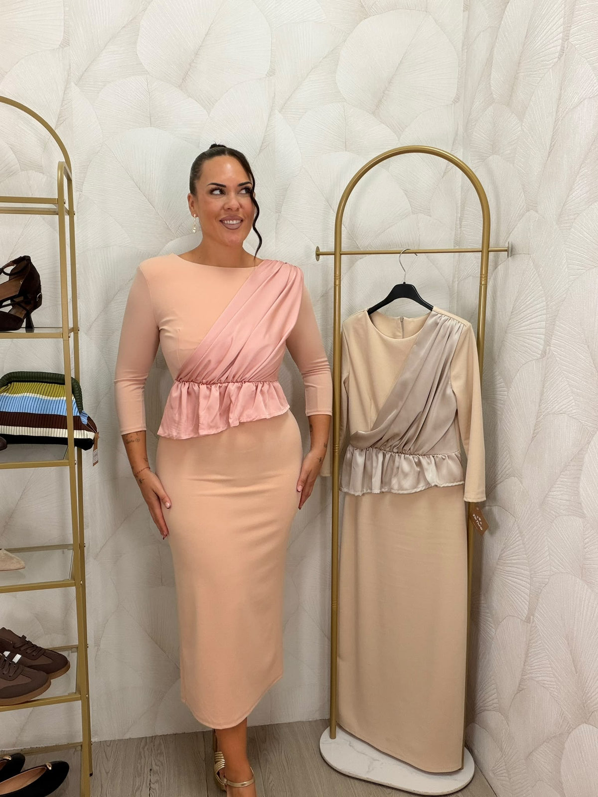 VESTIDO MIDI CON VOLANTE SATÉN
