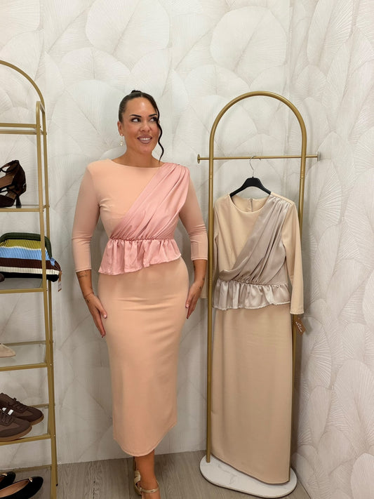 VESTIDO MIDI CON VOLANTE SATÉN