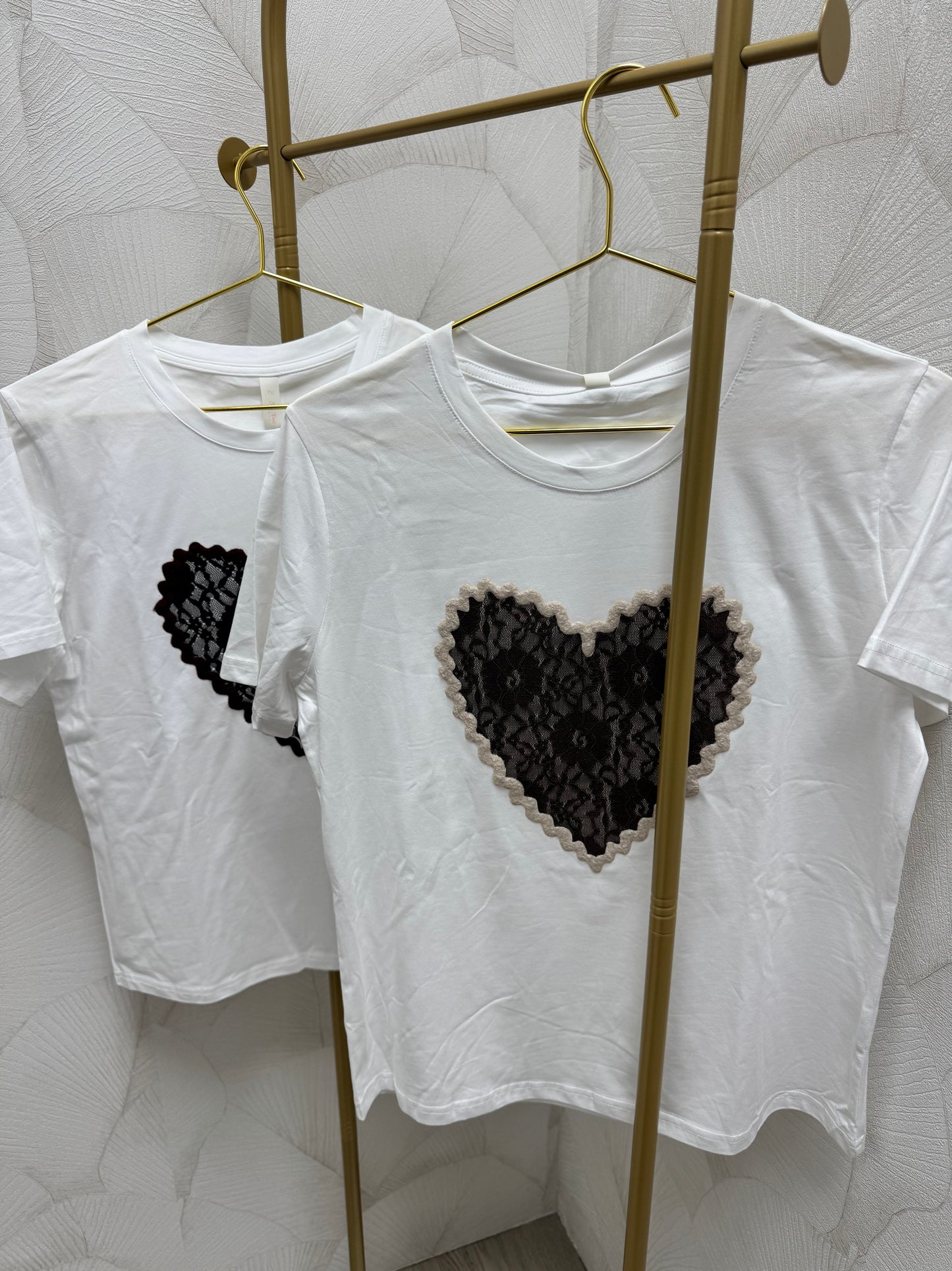 CAMISETA BÁSICA CORAZÓN ENCAJE