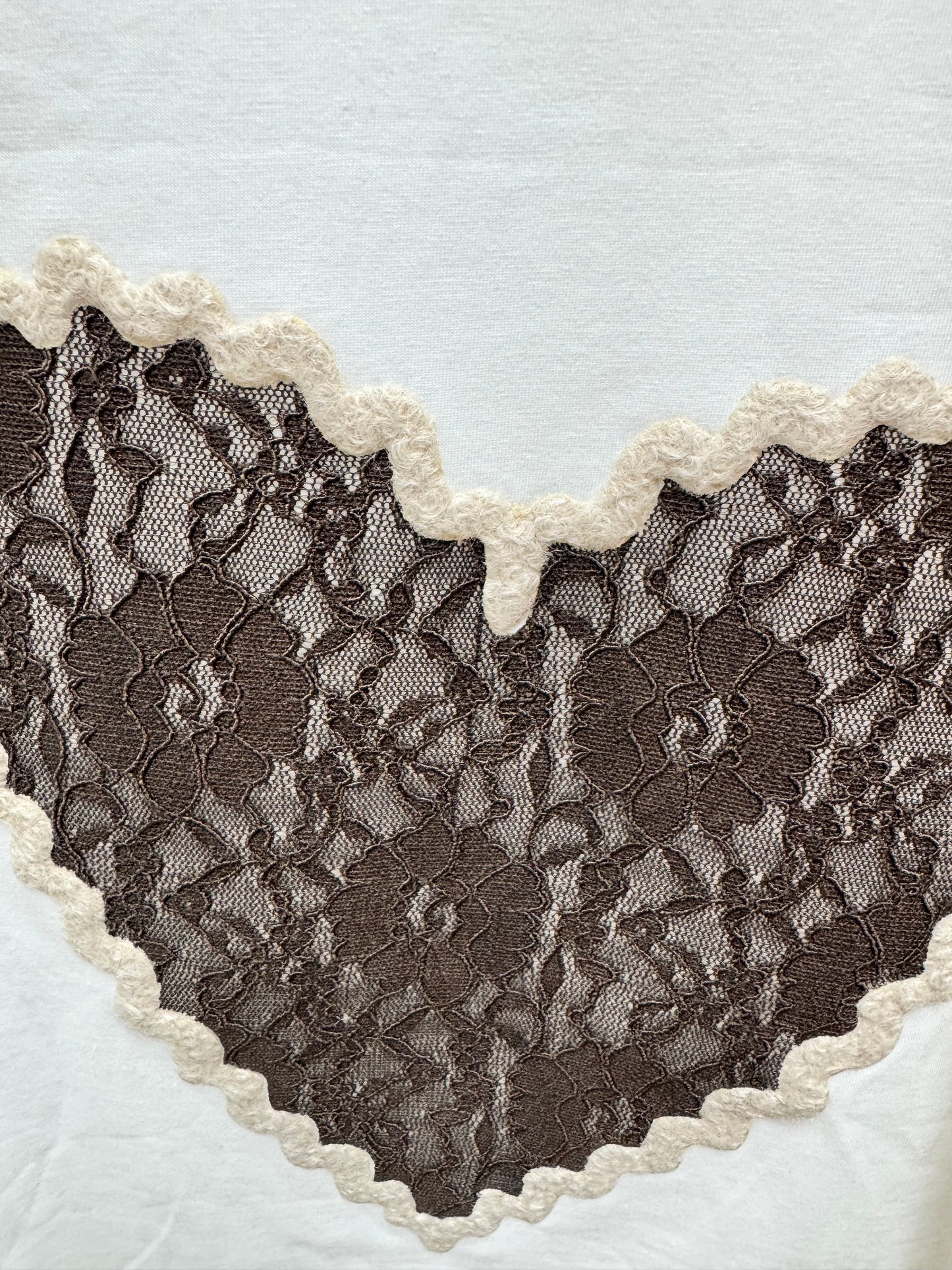 CAMISETA BÁSICA CORAZÓN ENCAJE