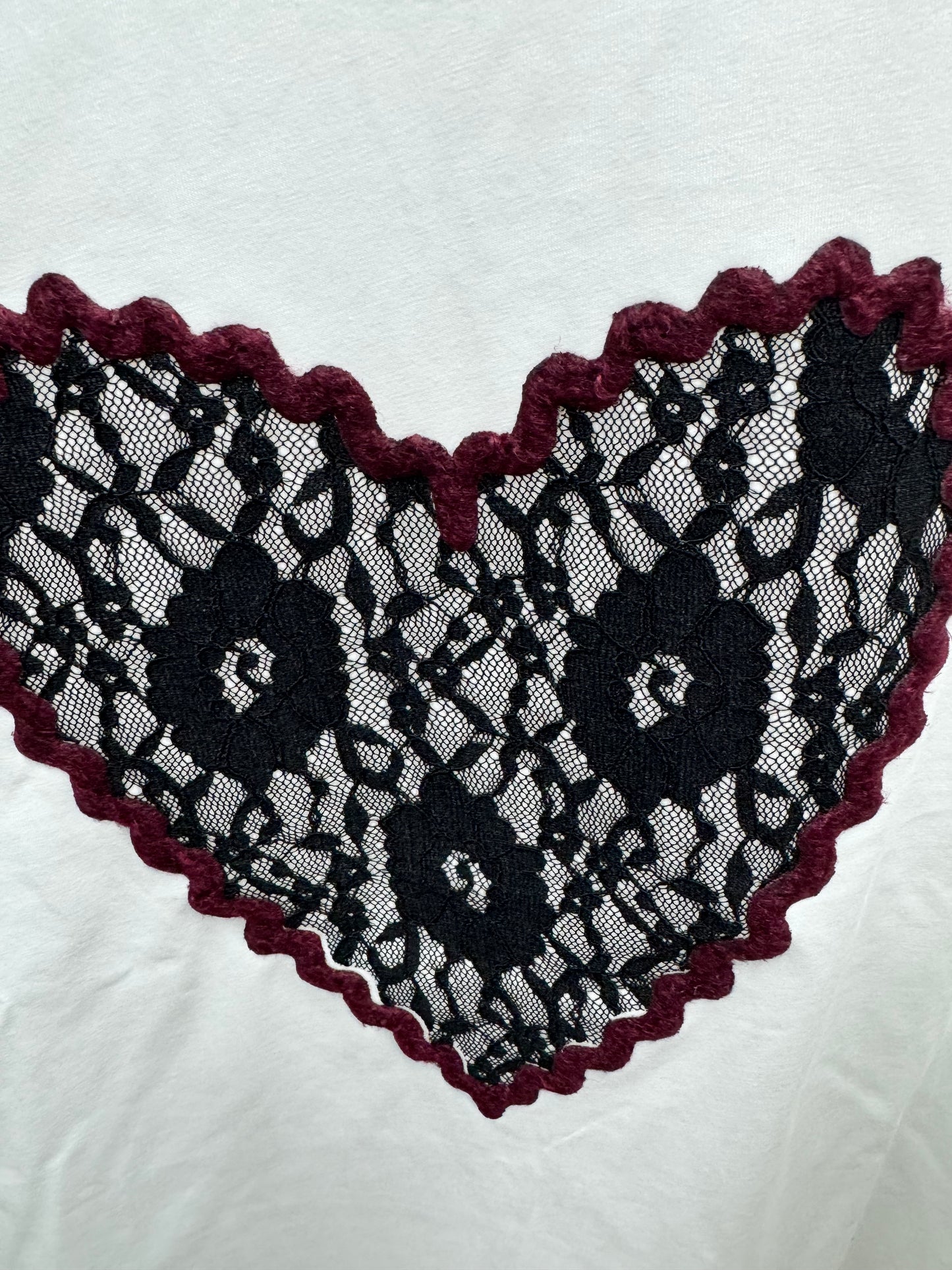 CAMISETA BÁSICA CORAZÓN ENCAJE