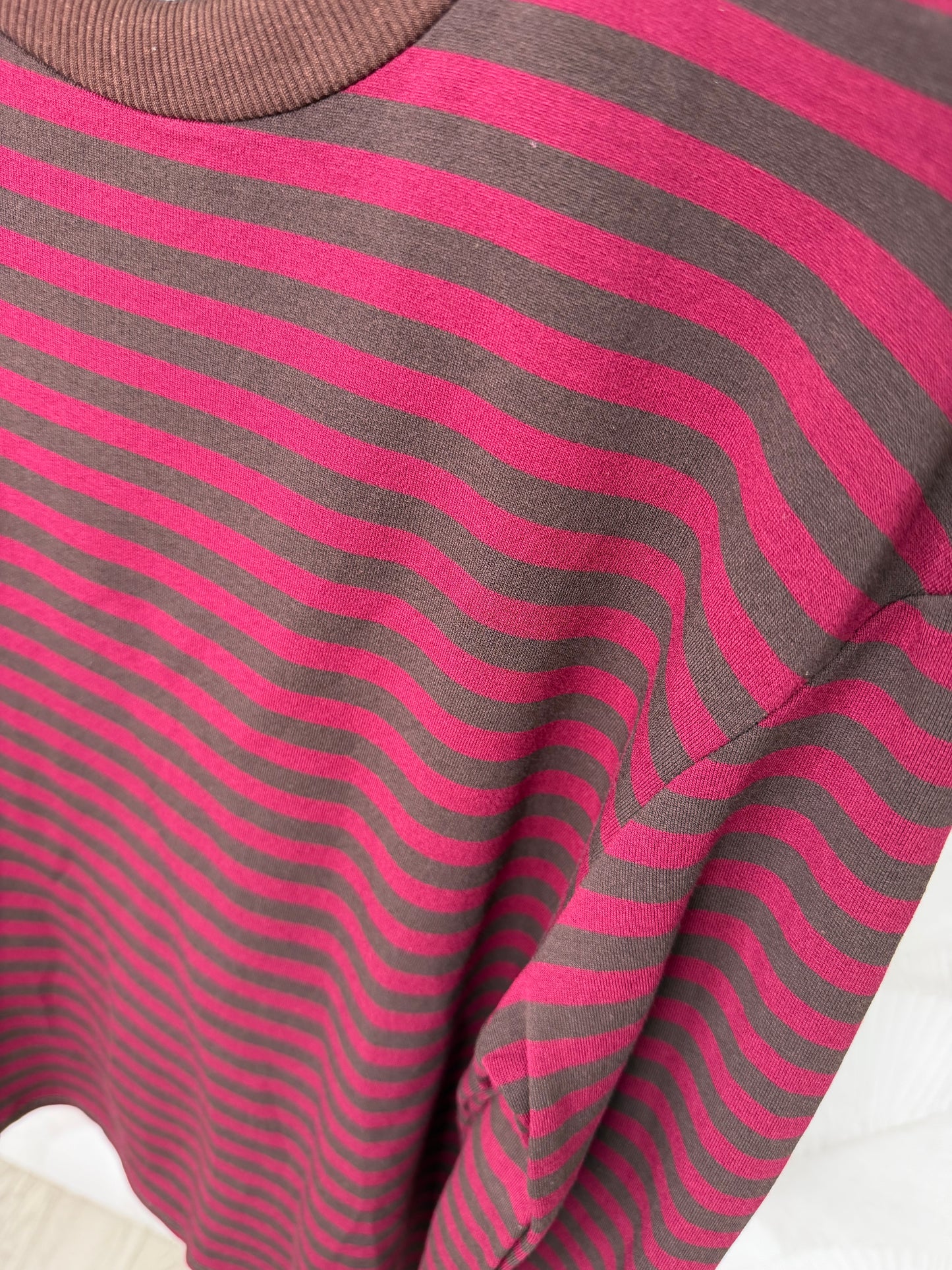 CAMISETA RAYAS MARRÓN Y BURDEOS