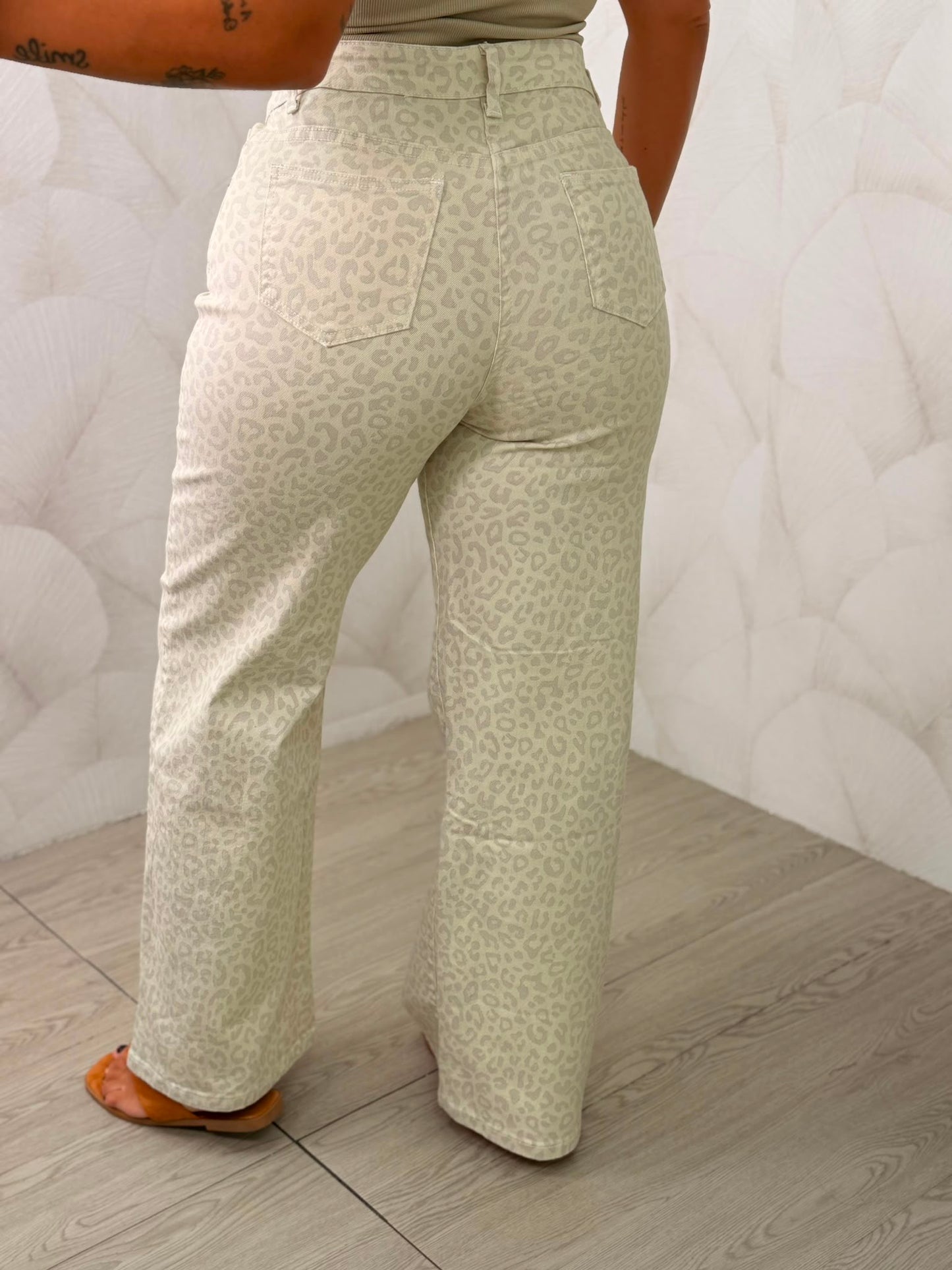 PANTALÓN VAQUERO LEOPARDO BEIGE