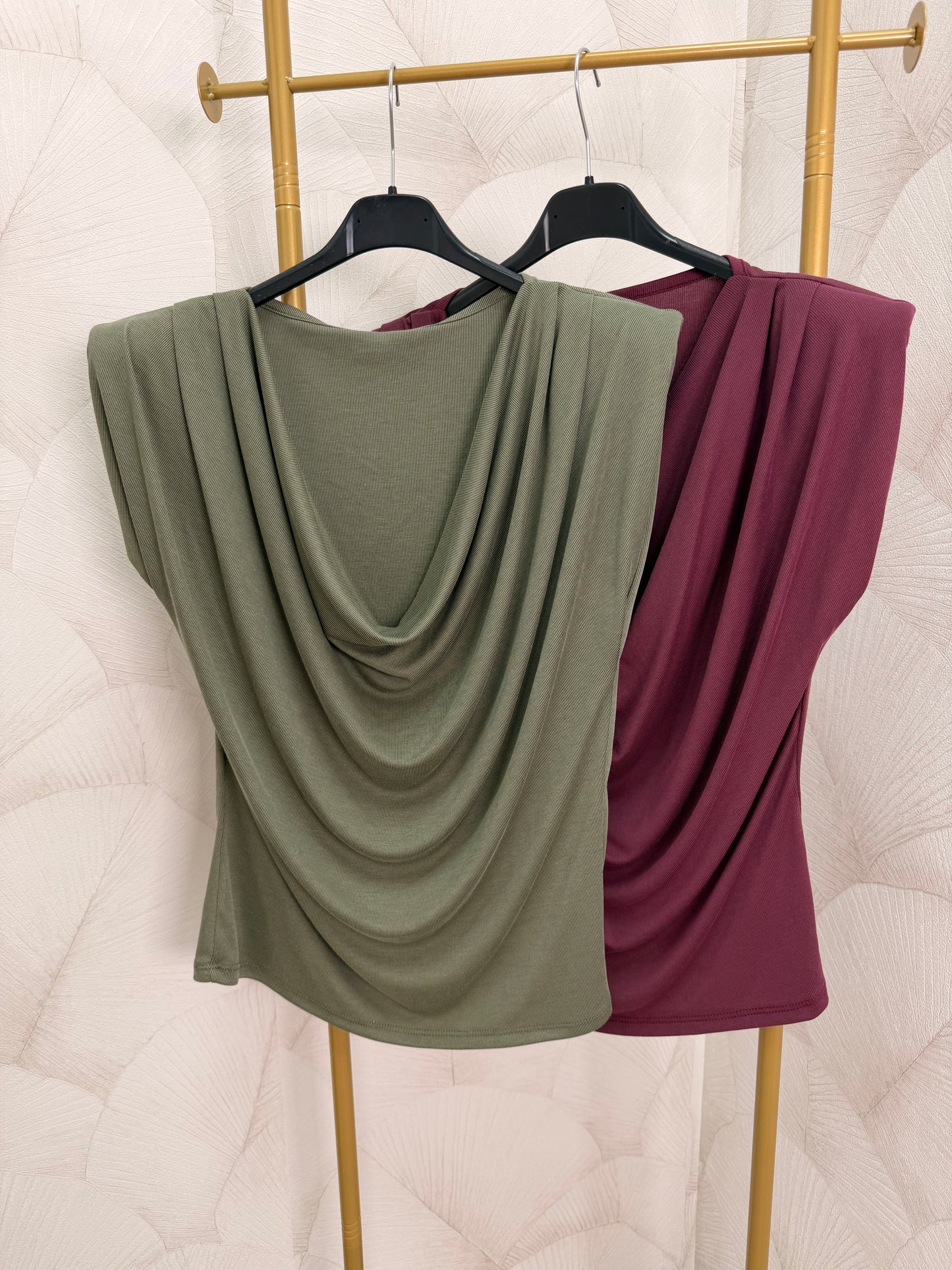 CAMISETA HOMBRERAS ESCOTE CAÍDO