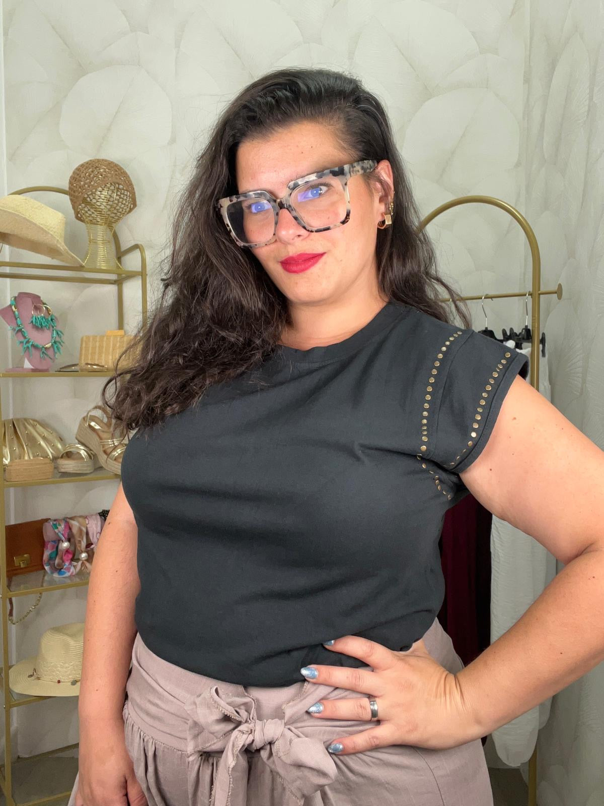 CAMISETA NEGRA TACHUELAS