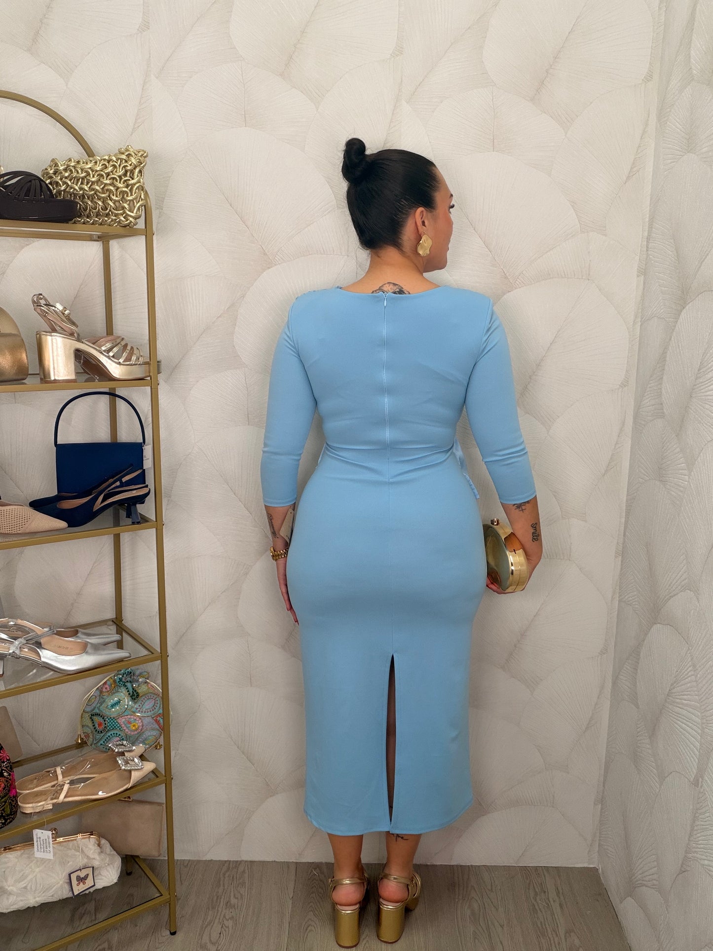 VESTIDO MIDI CON VOLANTE SATÉN