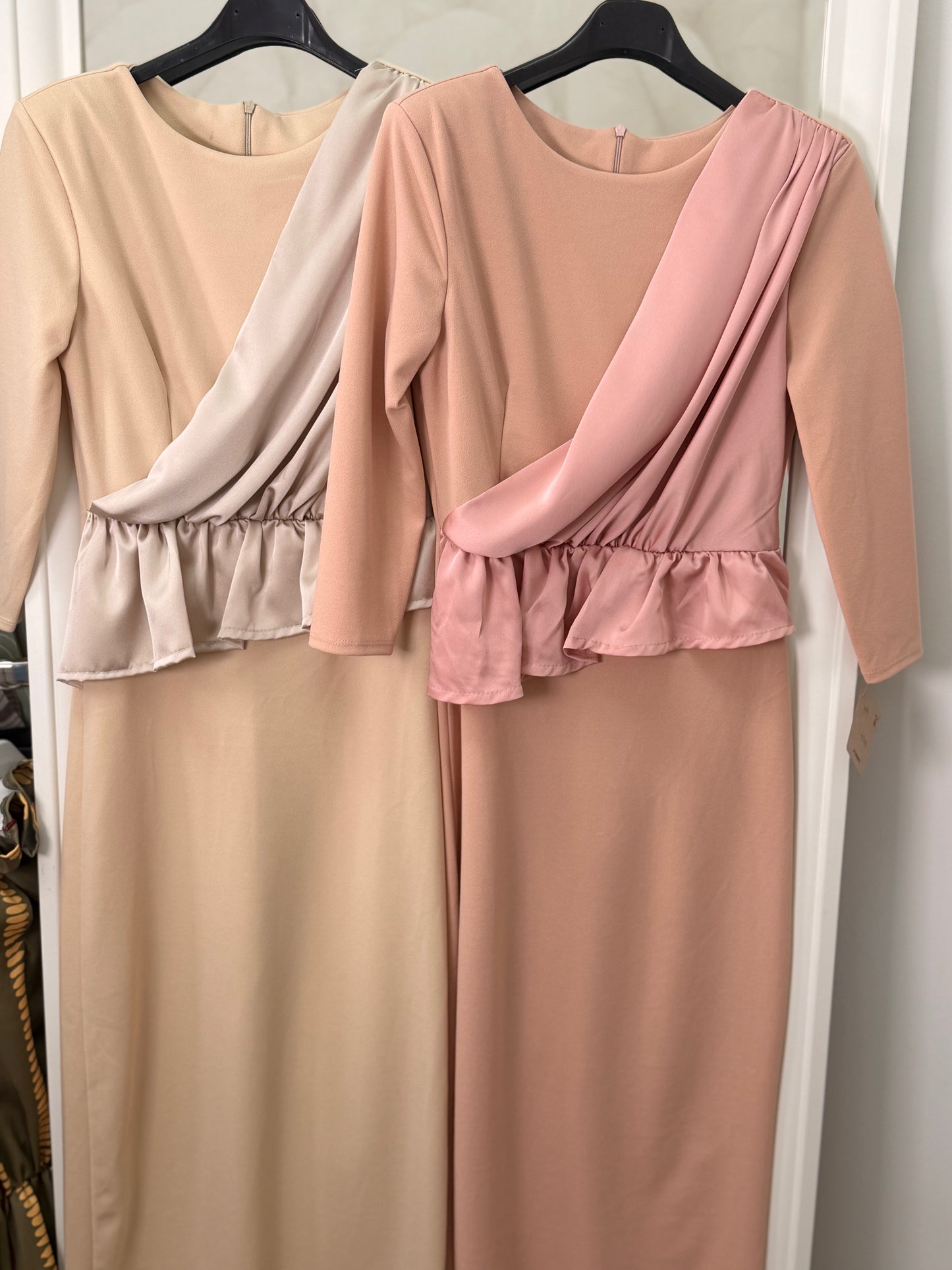 VESTIDO MIDI CON VOLANTE SATÉN