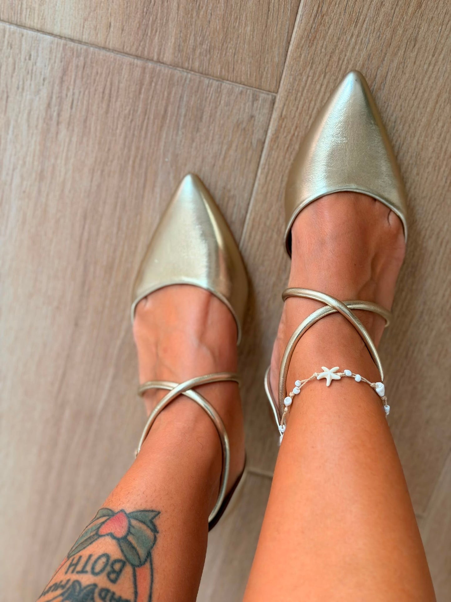 ZAPATO TACÓN PICO DORADO