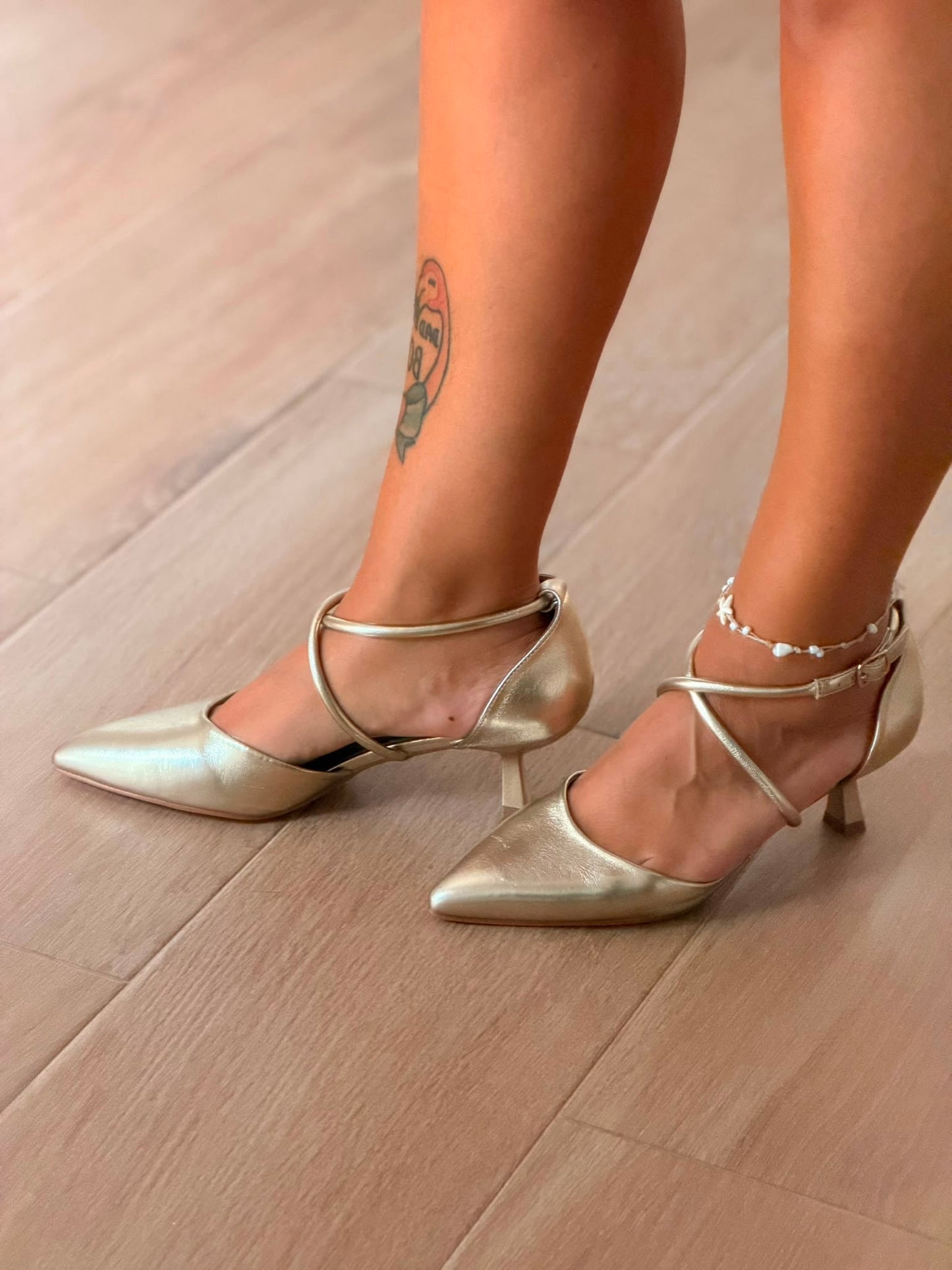 ZAPATO TACÓN PICO DORADO