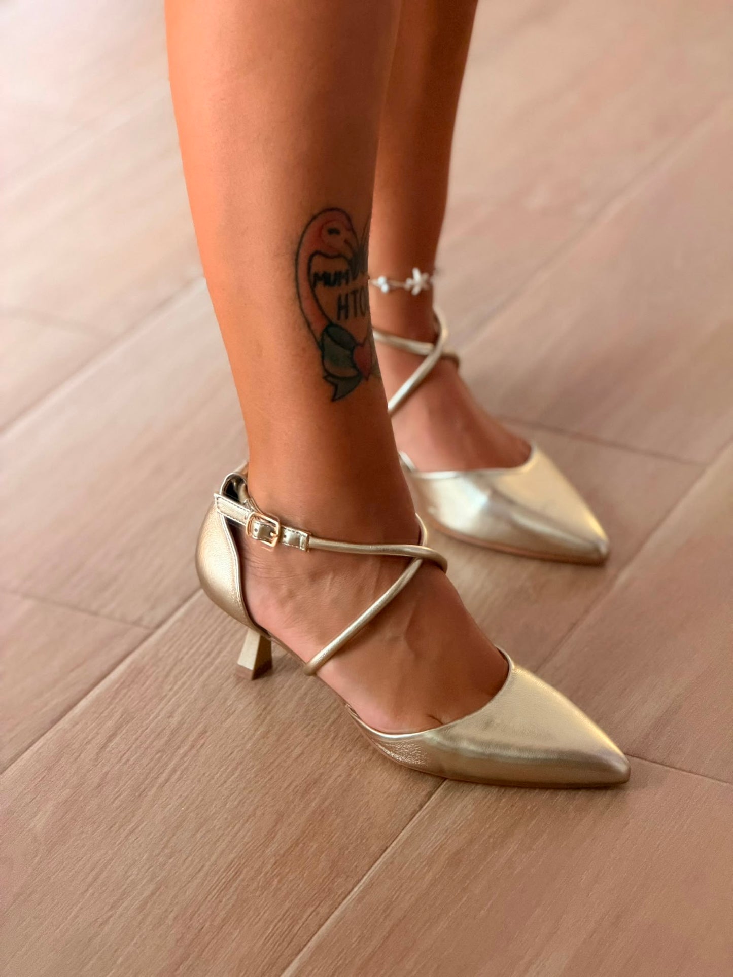 ZAPATO TACÓN PICO DORADO