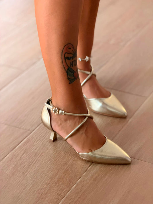 ZAPATO TACÓN PICO DORADO