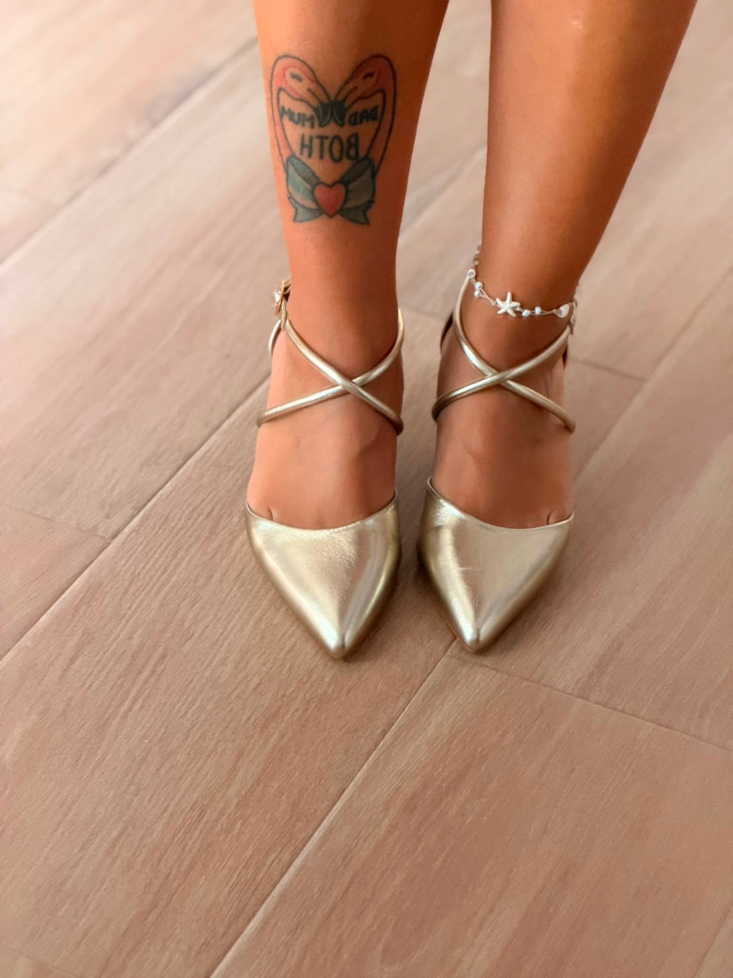 ZAPATO TACÓN PICO DORADO